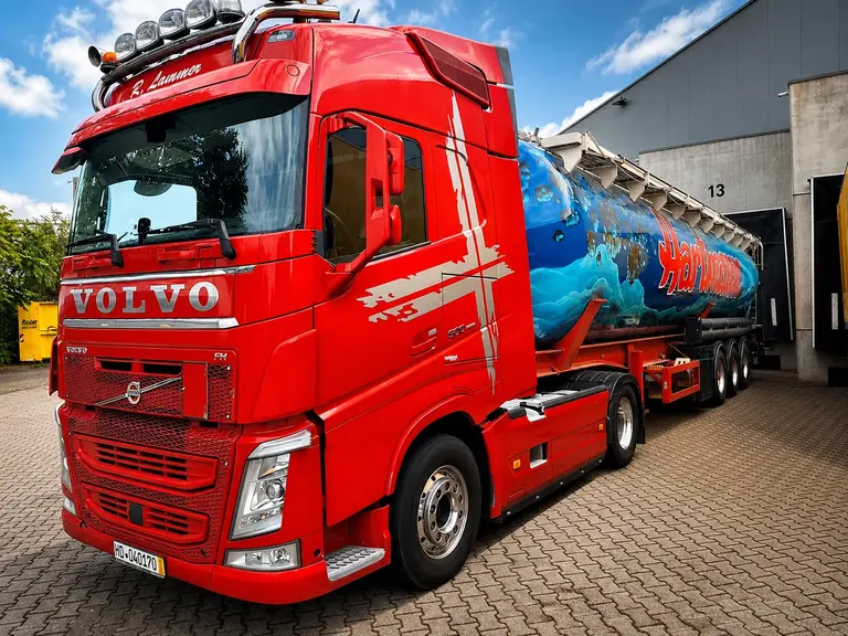 Volvo z naczepą silosową TransGloss